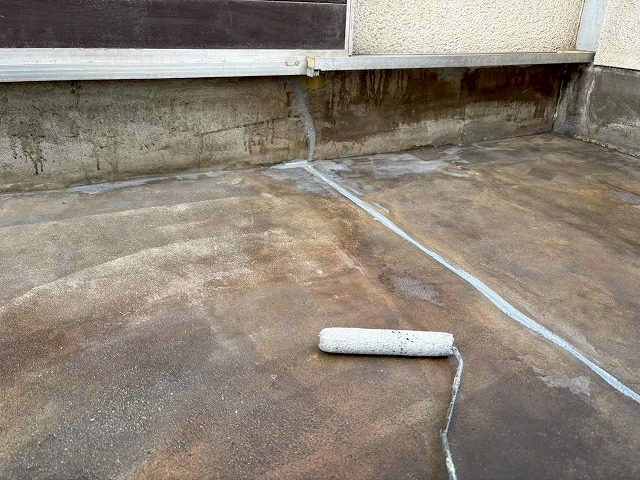 明石市　ベランダ現況防水　下塗り
